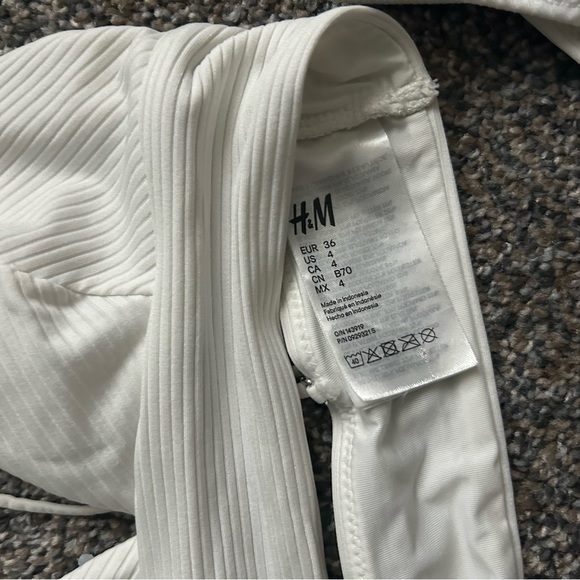 White bikini - Picture 3 of 5